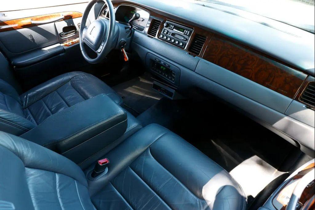 used 1999 Lincoln Town Car car, priced at $5,900