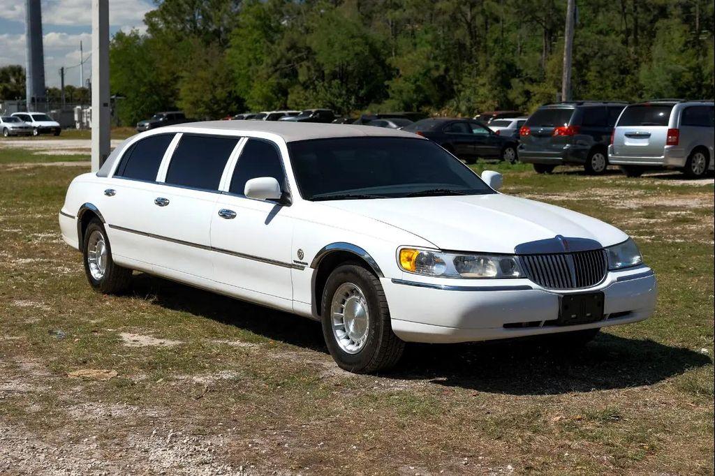 used 1999 Lincoln Town Car car, priced at $5,900