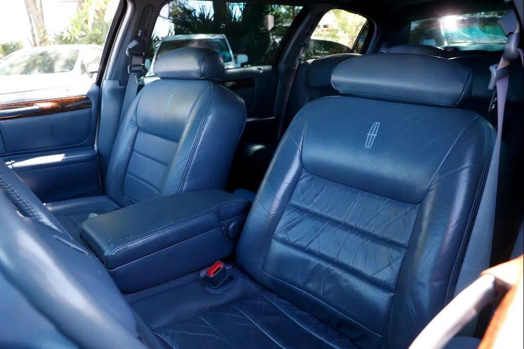 used 1999 Lincoln Town Car car, priced at $5,900
