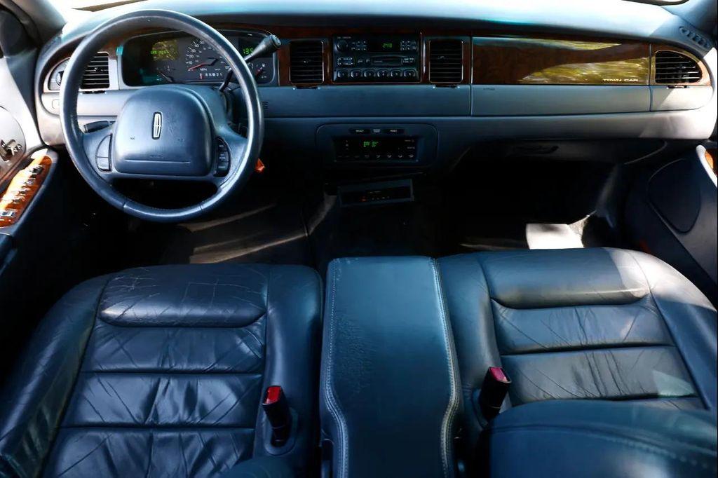 used 1999 Lincoln Town Car car, priced at $5,900