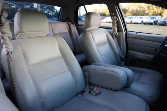 used 2006 Ford Crown Victoria car, priced at $3,900