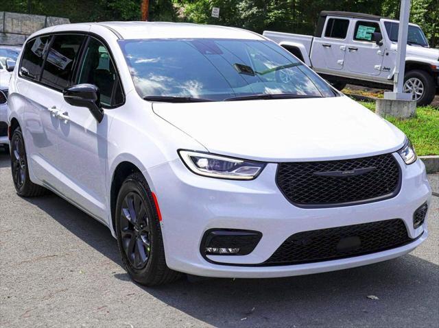 new 2024 Chrysler Pacifica Hybrid car