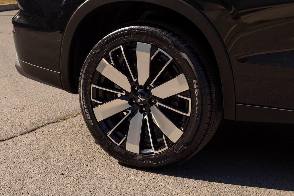 used 2025 Mitsubishi Outlander car, priced at $33,450