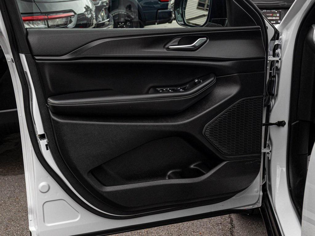 used 2024 Jeep Grand Cherokee car, priced at $32,990