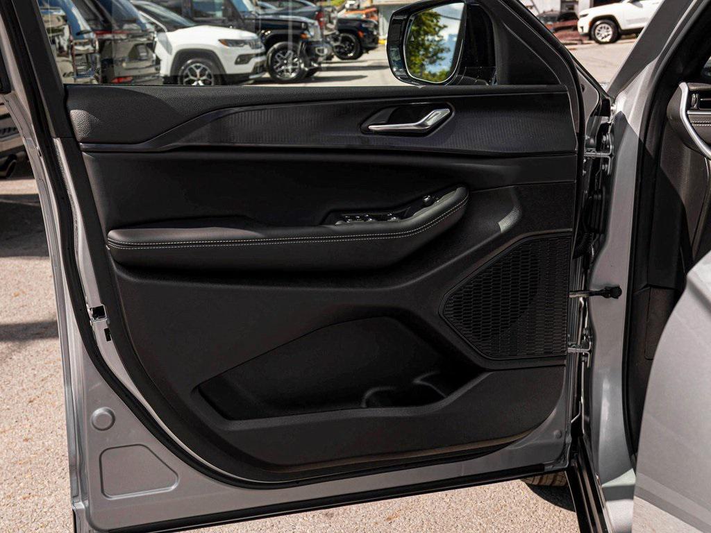new 2025 Jeep Grand Cherokee car, priced at $42,647