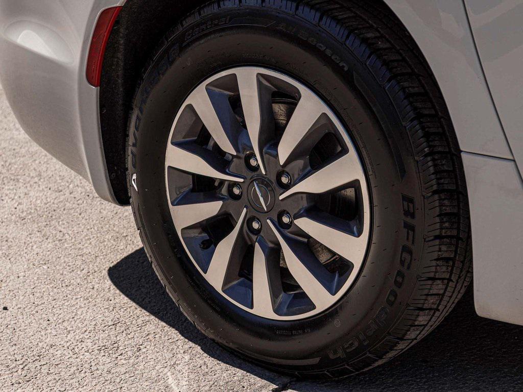 used 2023 Chrysler Pacifica Hybrid car, priced at $27,240