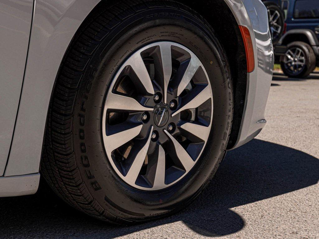 used 2023 Chrysler Pacifica Hybrid car, priced at $27,240