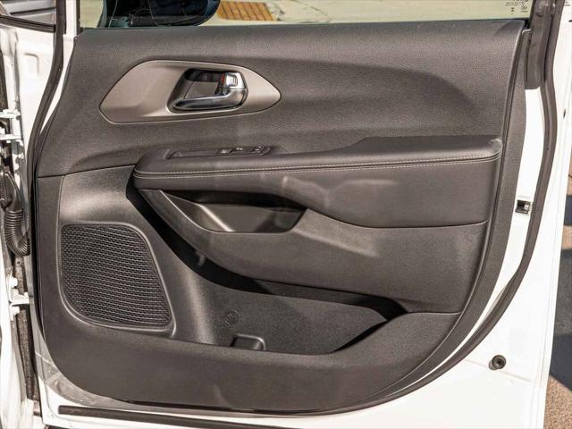 new 2025 Chrysler Pacifica car, priced at $42,326