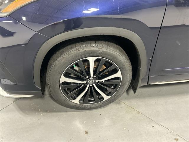 used 2022 Toyota Highlander car, priced at $40,156