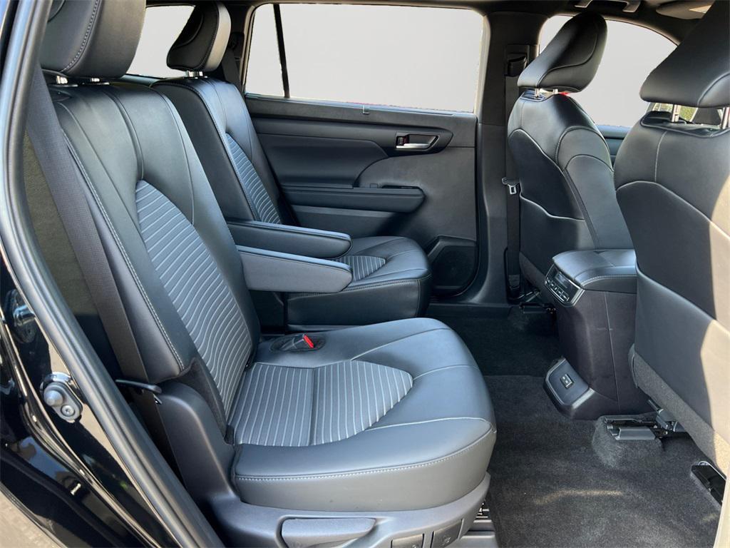 used 2025 Toyota Highlander car, priced at $46,499