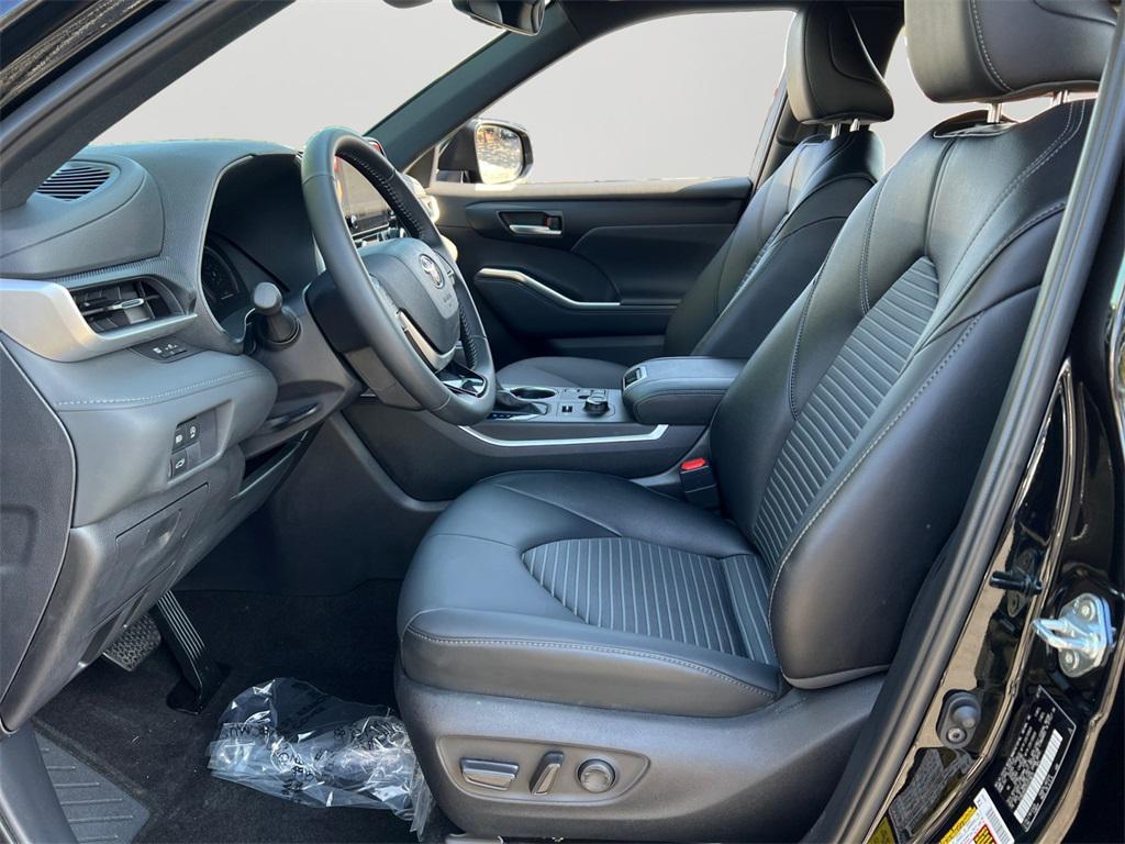 used 2025 Toyota Highlander car, priced at $46,499