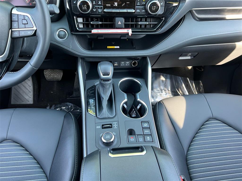 used 2025 Toyota Highlander car, priced at $46,499