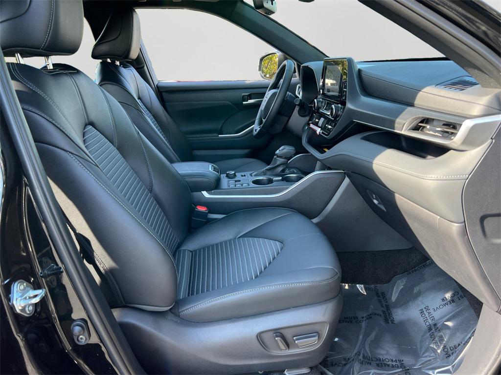 used 2025 Toyota Highlander car, priced at $46,499