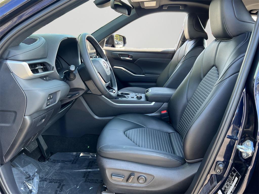 used 2025 Toyota Highlander car, priced at $46,499