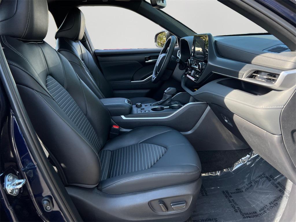 used 2025 Toyota Highlander car, priced at $46,499