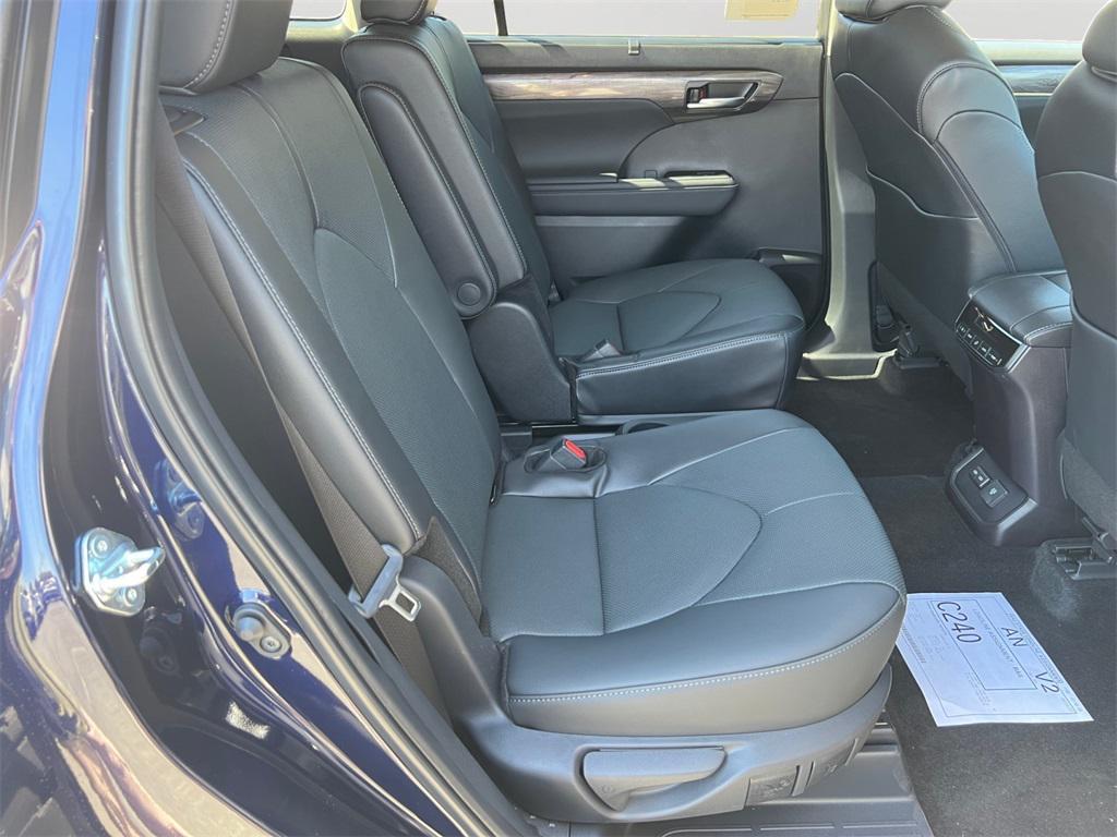 new 2025 Toyota Highlander car, priced at $52,843