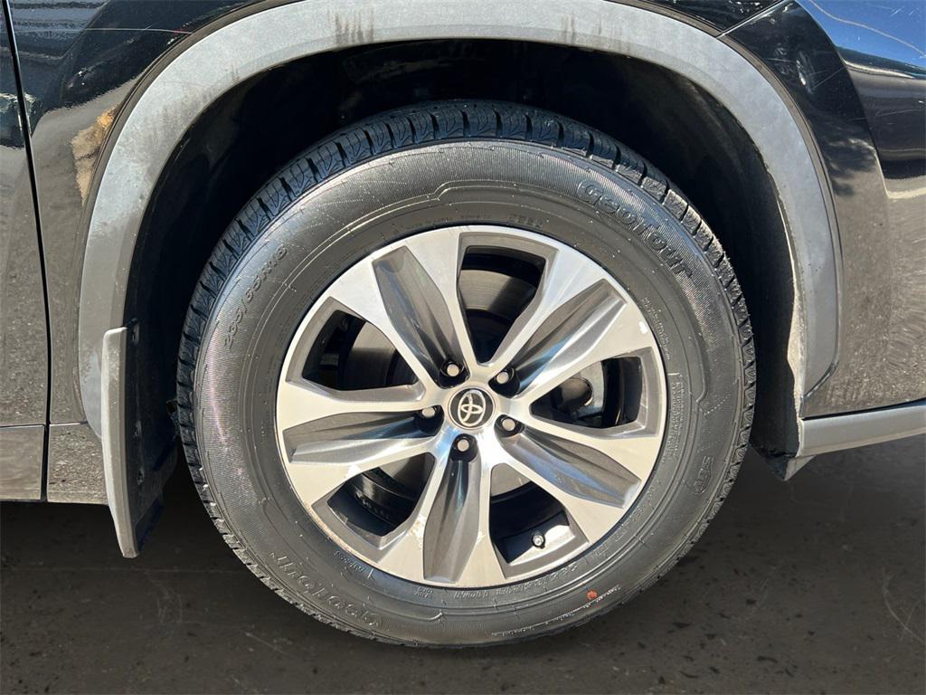 used 2022 Toyota Highlander car, priced at $37,890