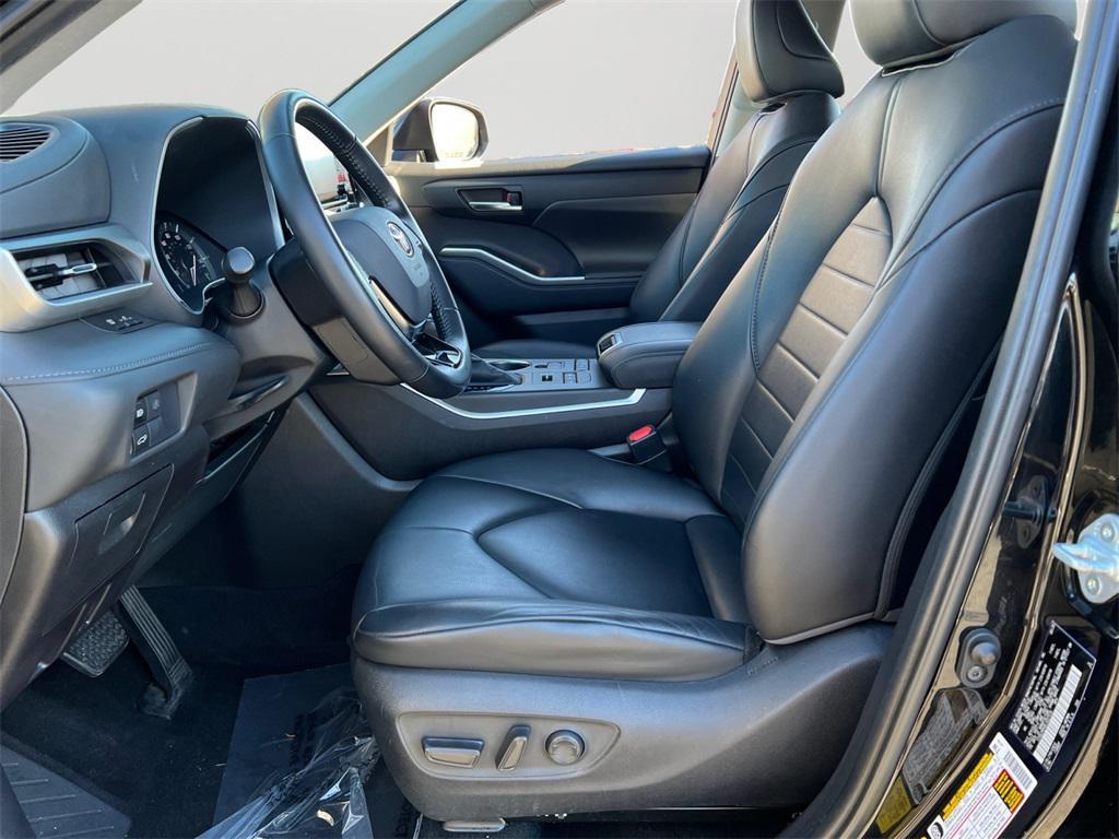 used 2020 Toyota Highlander car, priced at $30,999