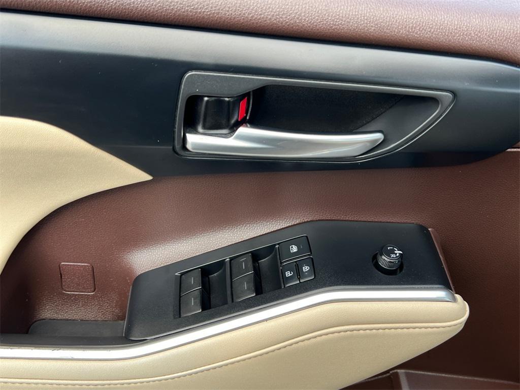 used 2021 Toyota Highlander Hybrid car, priced at $33,499