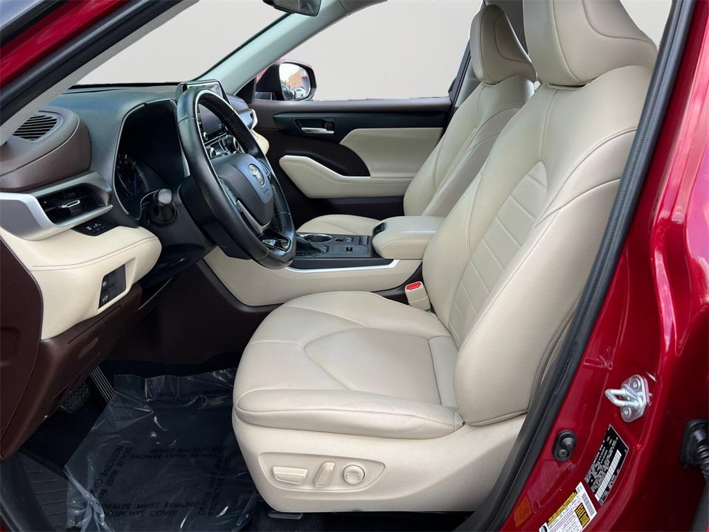 used 2021 Toyota Highlander Hybrid car, priced at $33,499