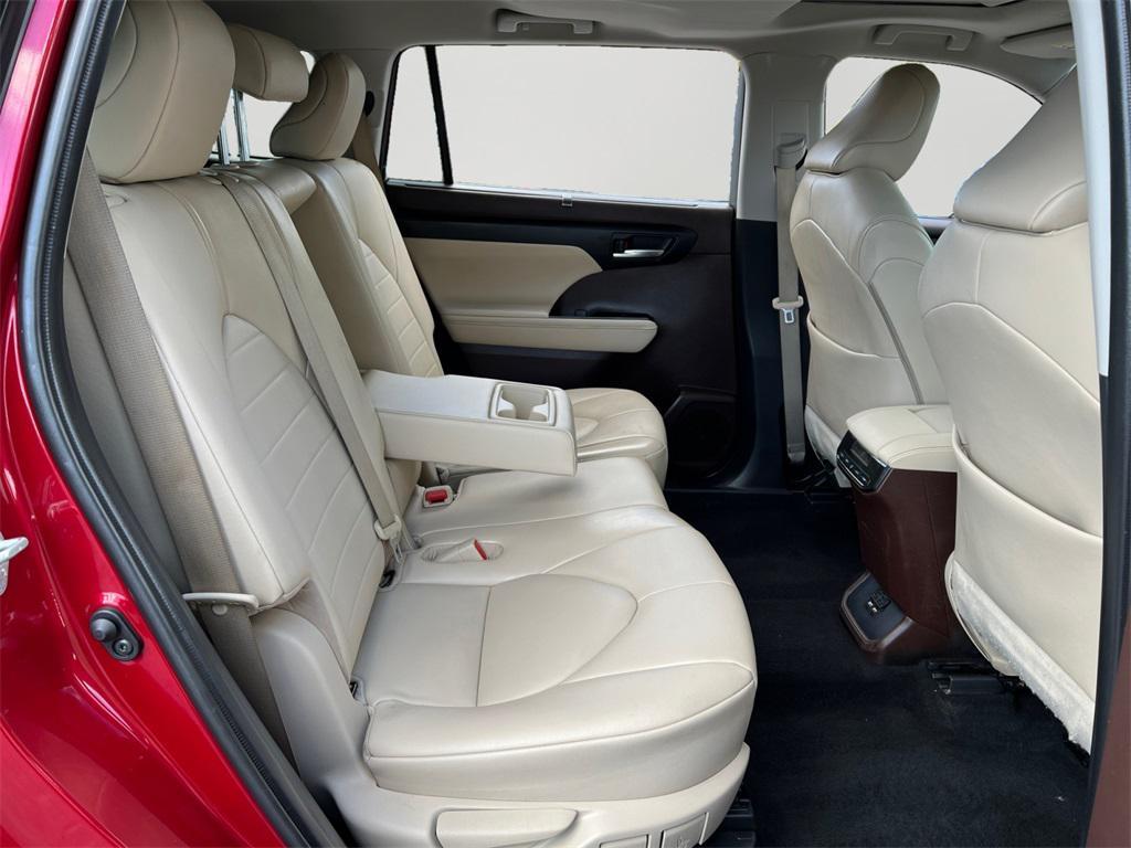 used 2021 Toyota Highlander Hybrid car, priced at $33,499