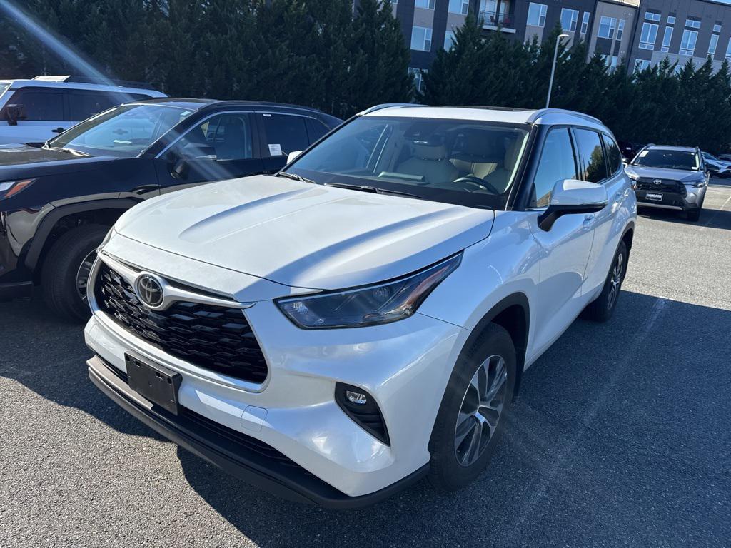 used 2022 Toyota Highlander car, priced at $33,786