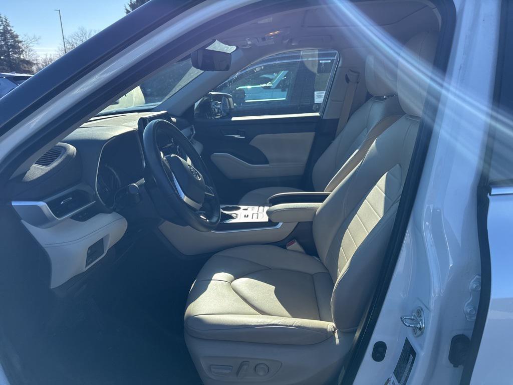used 2022 Toyota Highlander car, priced at $33,786