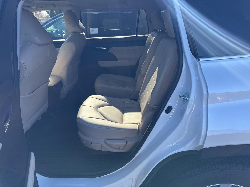 used 2022 Toyota Highlander car, priced at $33,786