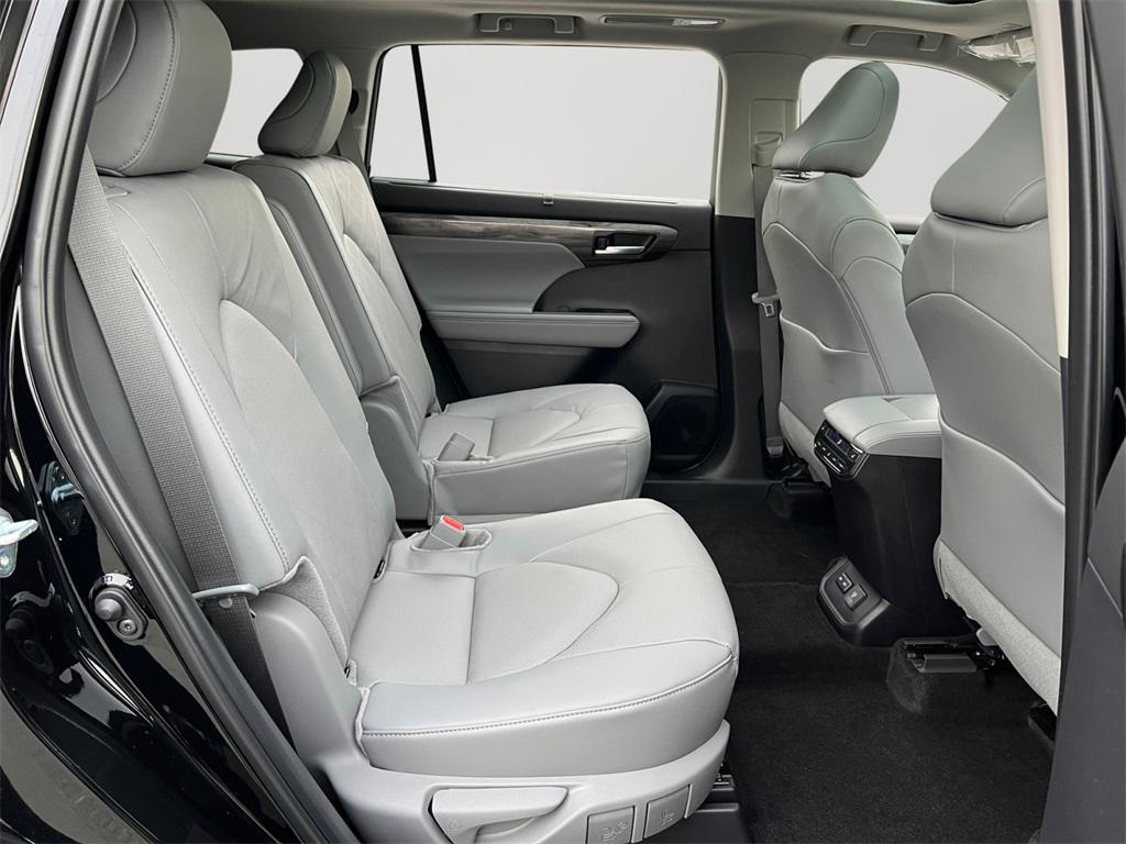 new 2025 Toyota Highlander car, priced at $55,957