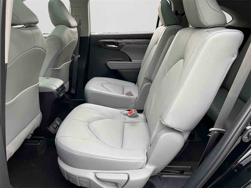 new 2025 Toyota Highlander car, priced at $55,957