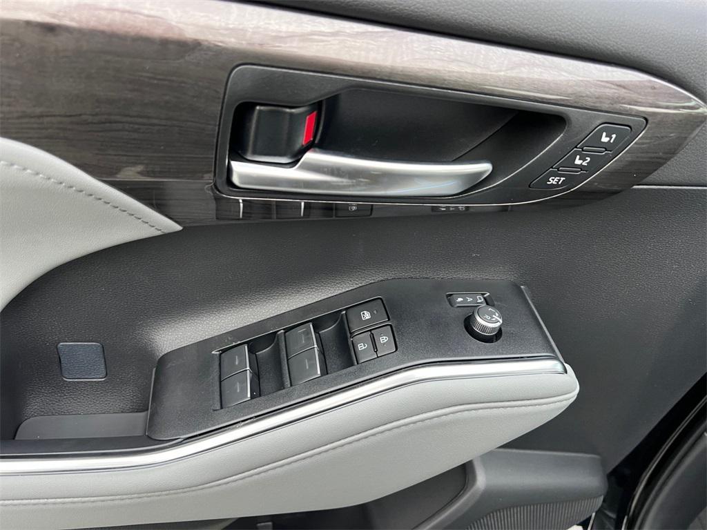 new 2025 Toyota Highlander car, priced at $55,957