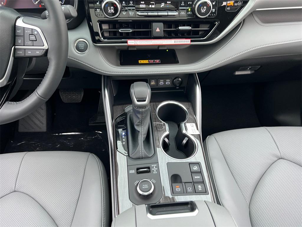 new 2025 Toyota Highlander car, priced at $55,957
