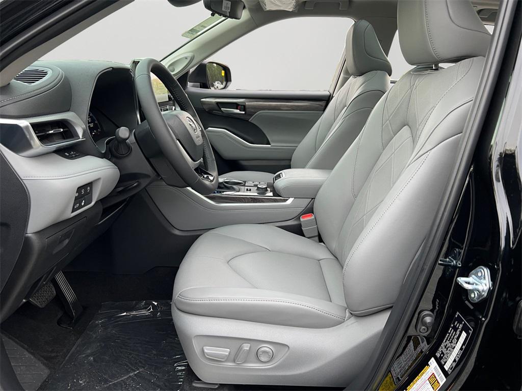 new 2025 Toyota Highlander car, priced at $55,957