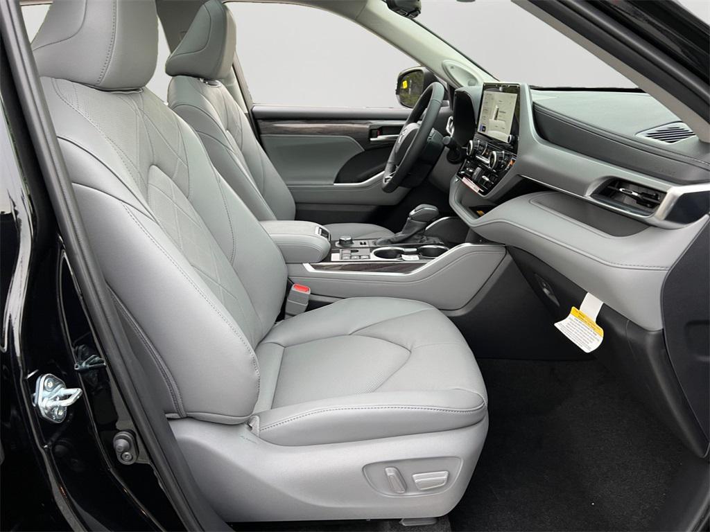 new 2025 Toyota Highlander car, priced at $55,957
