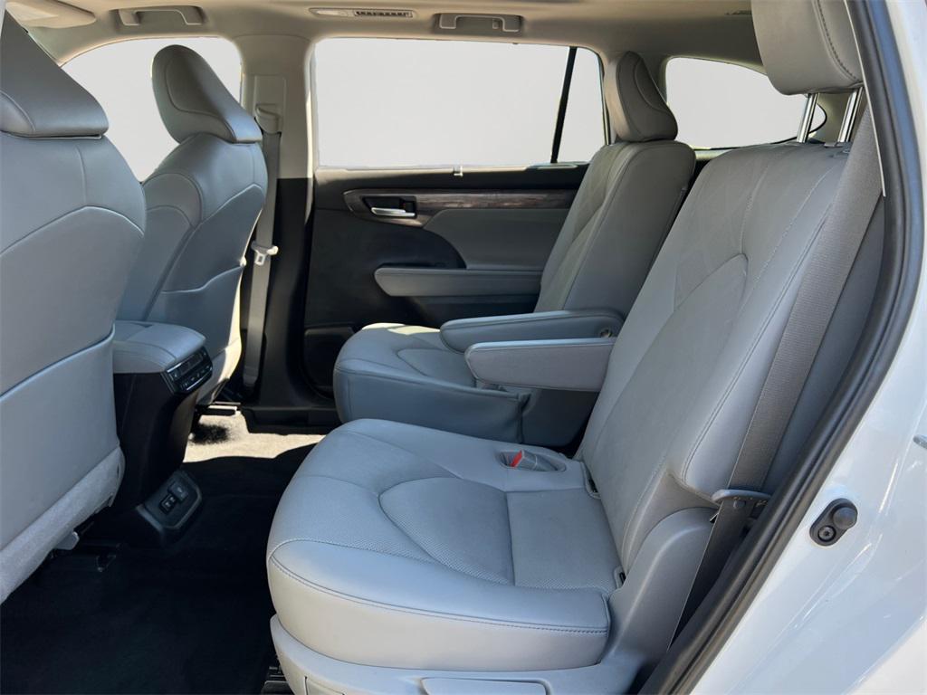used 2020 Toyota Highlander car, priced at $30,999