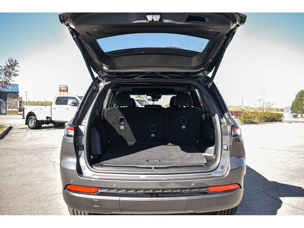 new 2025 Jeep Grand Cherokee car, priced at $40,000