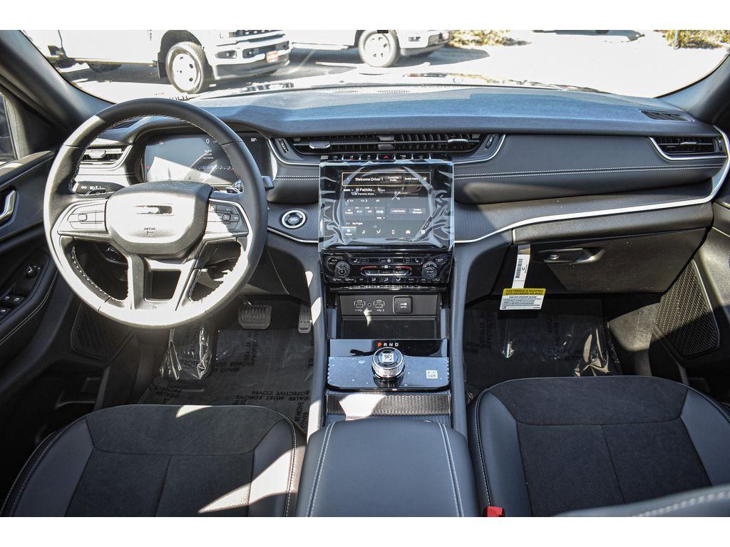 new 2025 Jeep Grand Cherokee car, priced at $40,000