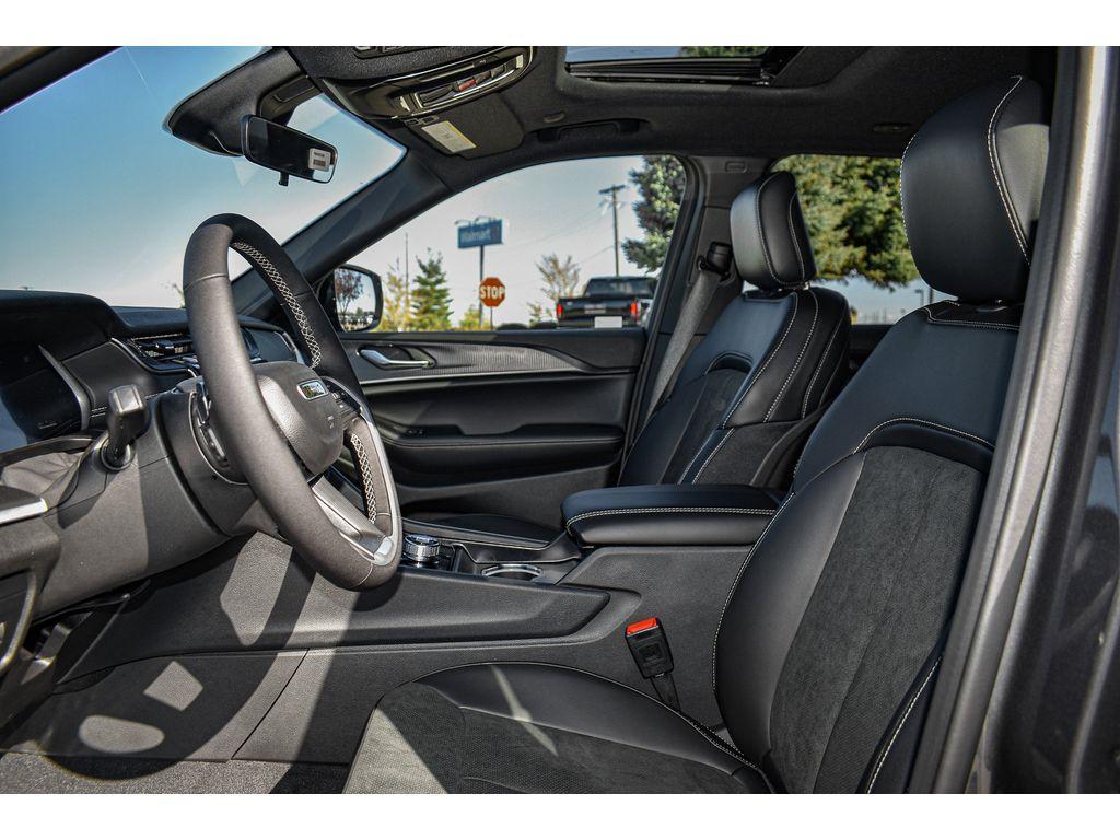 new 2025 Jeep Grand Cherokee car, priced at $40,000