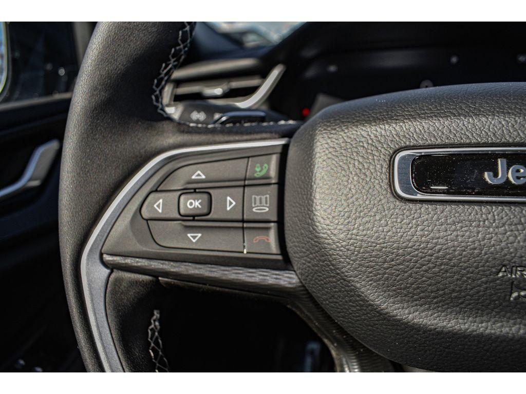 new 2025 Jeep Grand Cherokee car, priced at $40,000