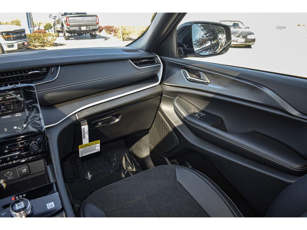 new 2025 Jeep Grand Cherokee car, priced at $40,000