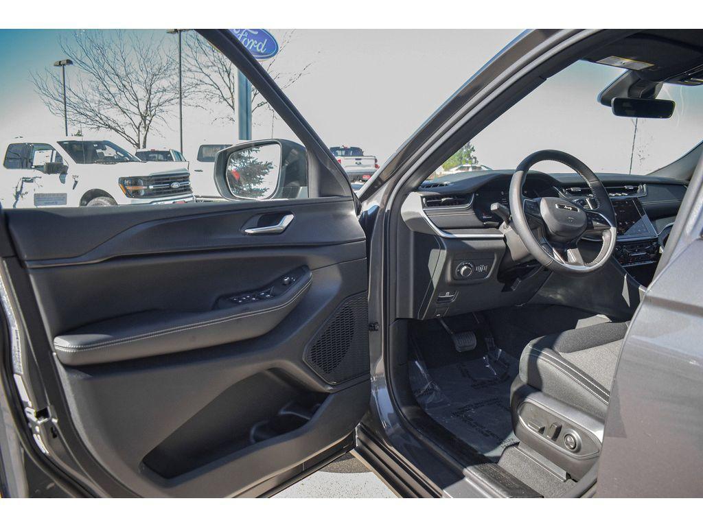 new 2025 Jeep Grand Cherokee L car, priced at $39,000