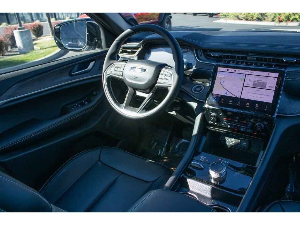 new 2025 Jeep Grand Cherokee car, priced at $42,250