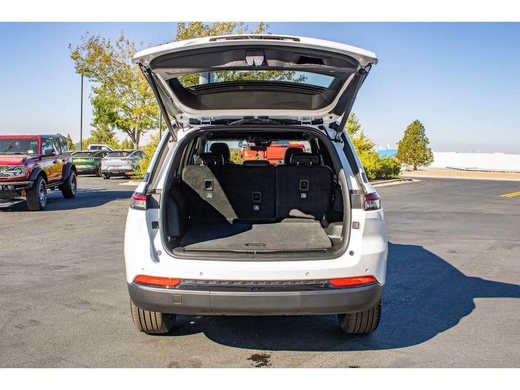 new 2025 Jeep Grand Cherokee car, priced at $42,250