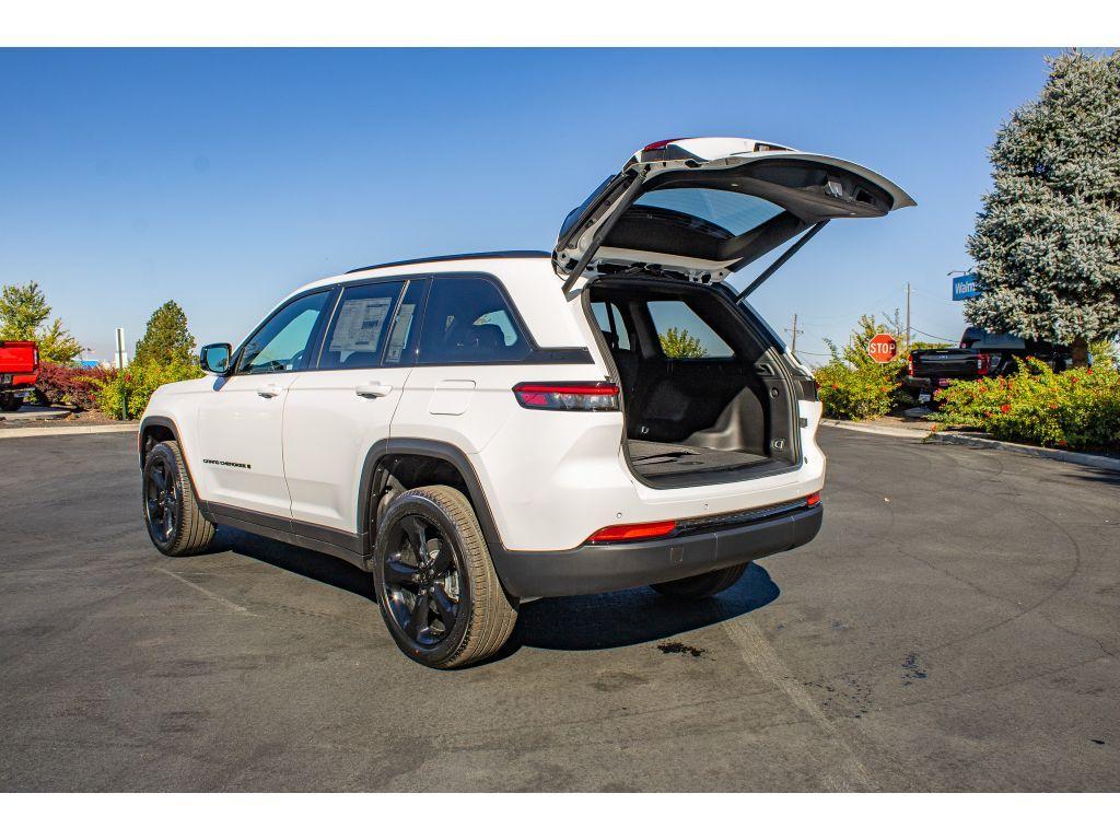 new 2025 Jeep Grand Cherokee car, priced at $42,250