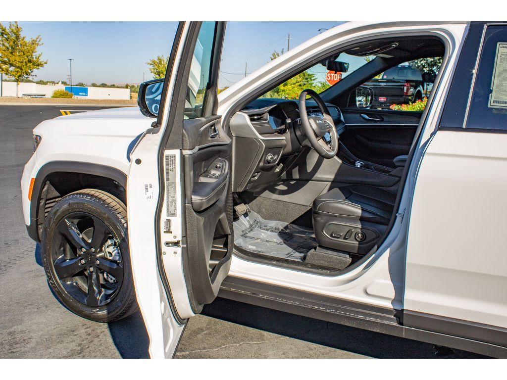 new 2025 Jeep Grand Cherokee car, priced at $42,250