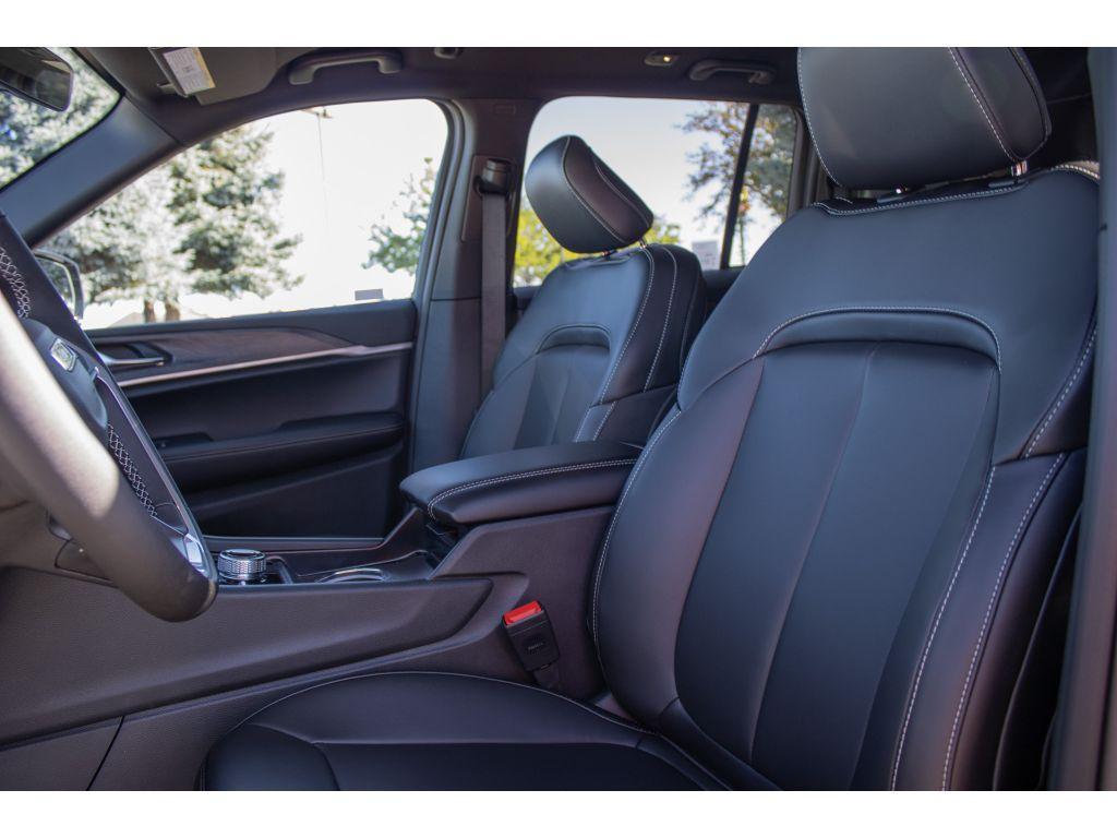new 2025 Jeep Grand Cherokee car, priced at $44,000