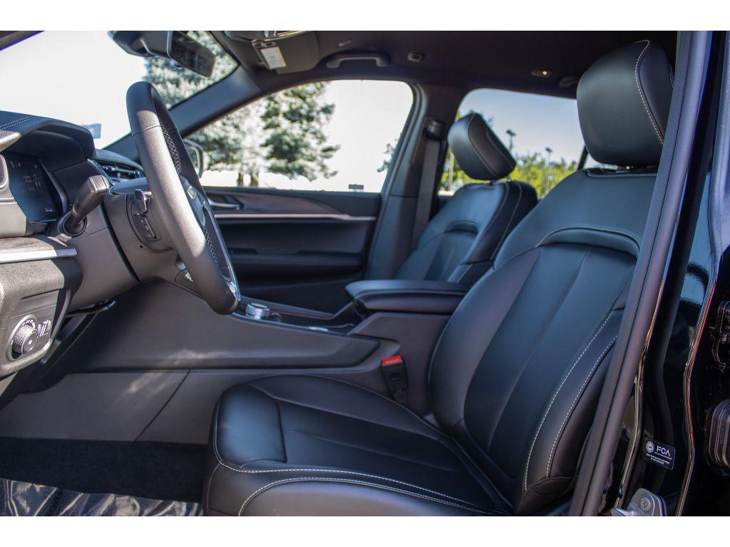 new 2025 Jeep Grand Cherokee car, priced at $44,000