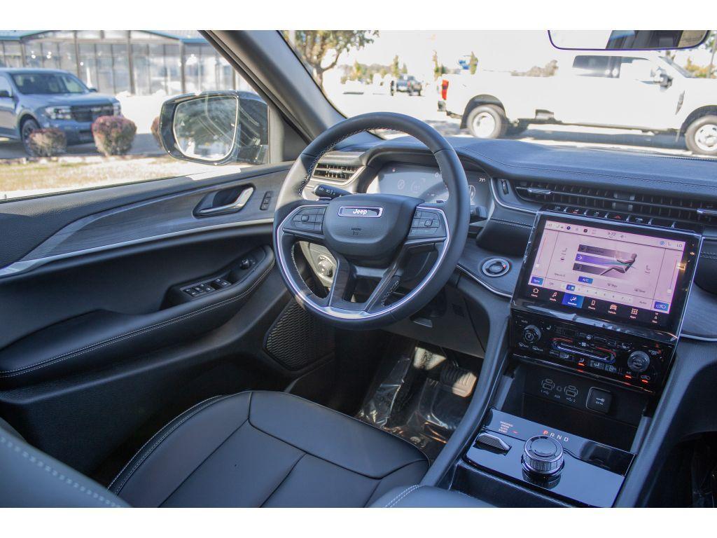 new 2025 Jeep Grand Cherokee car, priced at $44,000