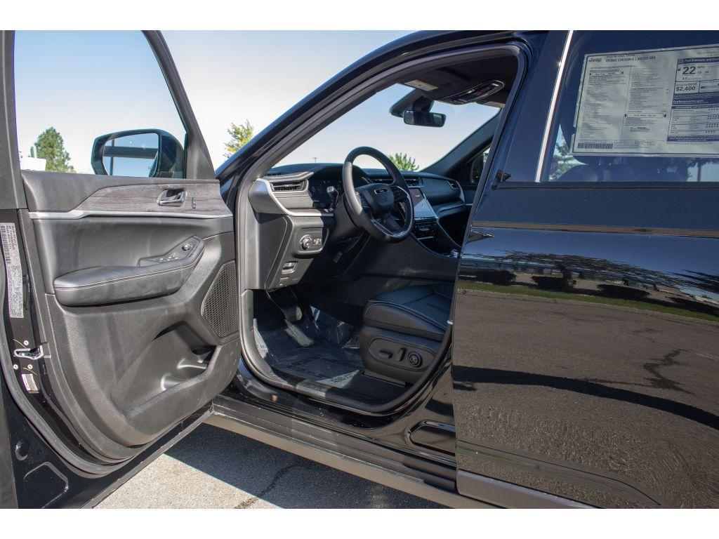 new 2025 Jeep Grand Cherokee car, priced at $44,000