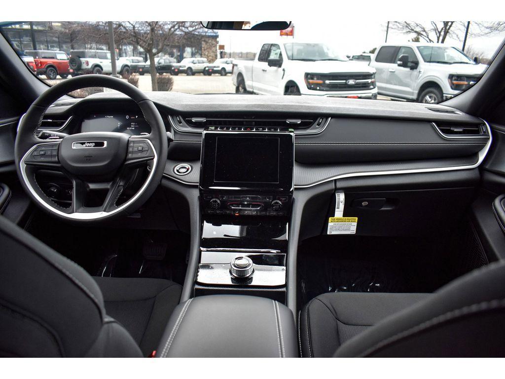 new 2025 Jeep Grand Cherokee car, priced at $37,250